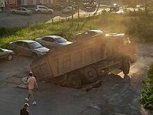 Миасс в шоке: в городе ушел под землю грузовик
