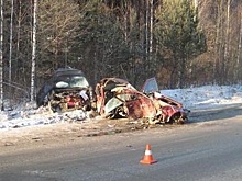 На свердловской трассе две иномарки превратились в груду металла