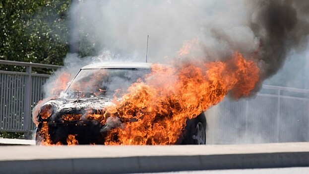 Видео: легковушка с двумя пассажирами взорвалась на АЗС под Киевом