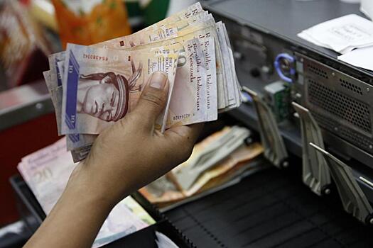 "Черный" курс доллара в Венесуэле превысил 50 тысяч боливаров