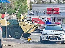 В Новосибирске БТР с военными протаранил Toyota RAV4 и "Газель"