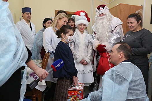 Премьер-министр Дагестана поздравил пациентов онкогематологического отделения ДРКБ с Новым Годом