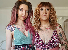 Мать и дочь попросили покинуть супермаркет из-за слишком откровенного декольте и яркого макияжа