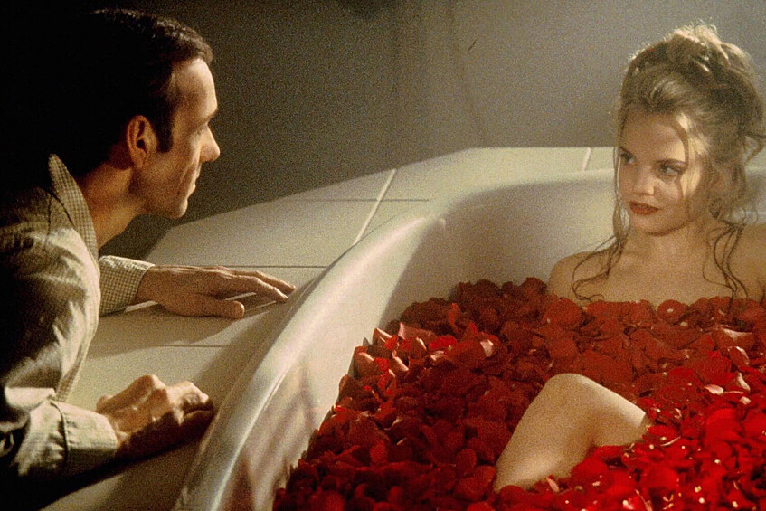 «Красота по-американски», Сэм Мендес (1999).  В фильме «Красота по-американски» Спейси сыграл Лестера Бернема, переживающего кризис среднего возраста. От депрессии его спасает влюбленность в одноклассницу дочери Анджелу. Фильм победил в пяти номинациях на «Оскар» — «Лучший фильм», «Лучший сценарий», «Лучшая режиссура», «Лучшая операторская работа» и «Лучший актер». Последнюю награду забрал Спейси. В том же 1999-м он получил именную звезду на голливудской «Аллее славы» за вклад в киноиндустрию.