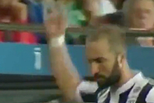 Игрок «Ювентуса» показал средний палец фанатам «Барселоны»