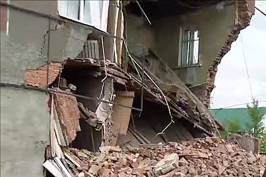 В алтайском городе Алейске обрушился дом