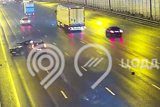 На МКАД водитель отпрыгнул от своей машины в момент ДТП и попал на видео