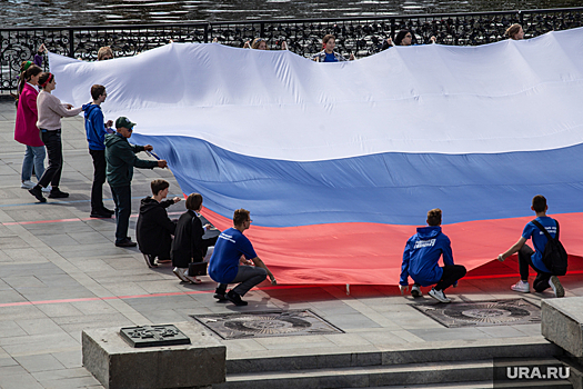 В Сургуте развернули российский флаг размером с 4 футбольных поля