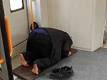 В Подмосковье мужчина совершил намаз в электричке во время движения и попал на видео