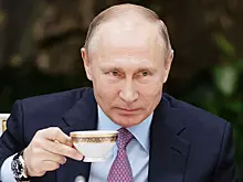 Путин беззлобно пожурил стендистку за «обман» с замороженным чаем