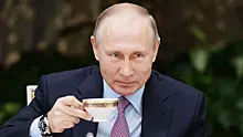 Путин беззлобно пожурил стендистку за «обман» с замороженным чаем