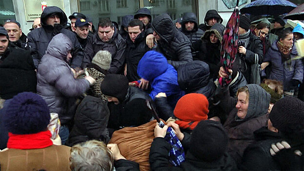 Женщины против полиции: шумная акция уличных торговцев в Зугдиди