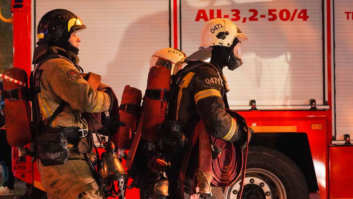 Пожарные спасли трех человек из горящего дома в Жулебино