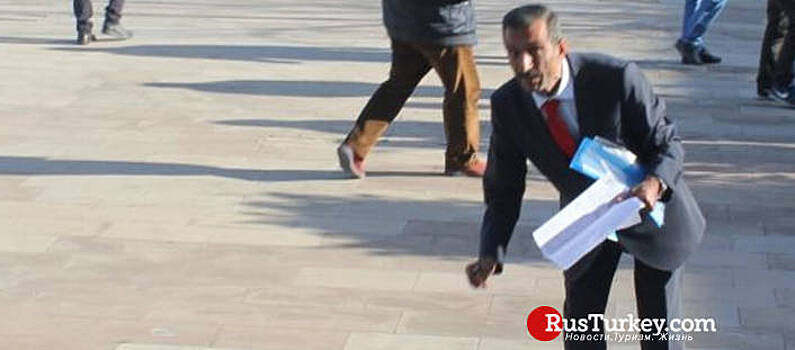 Кандидат в Анталии сжег документы перед зданием суда