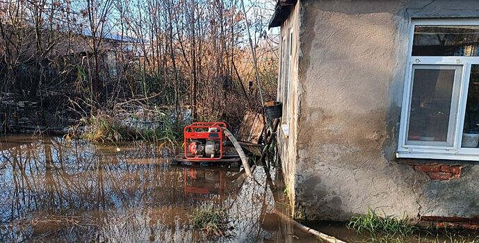 В Ростове спасатели откачивают воду с подтопленных домов на улице Шоссейной