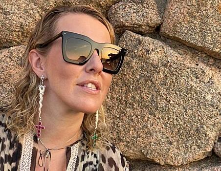 «Прилетела на майские»: Ксения Собчак в платье-сорочке и длинной тунике предстала на курорте