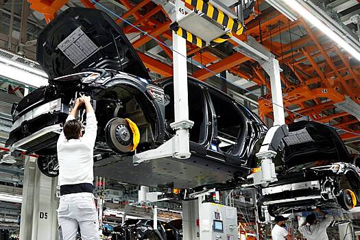 Известный автопроизводитель ограничит работу из-за нехватки запчастей