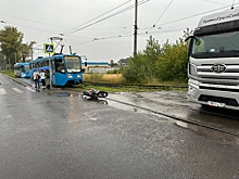 Мотоциклист без прав сбил девушку на пешеходном переходе в Новокузнецке