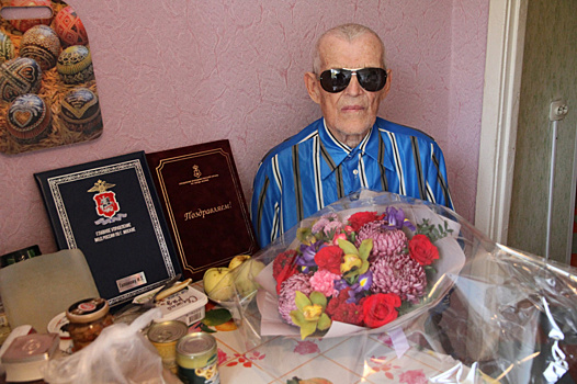 Столичные росгвардейцы поздравили труженика тыла с 95-летием