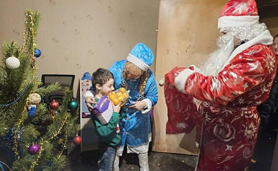 Курские полицейские подарили мальчику из неблагополучной семьи новую мебель и ёлку