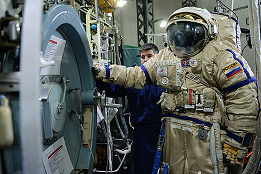 Космонавты останутся без современных скафандров