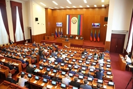 В парламенте Дагестана почтили память жертв коронавируса