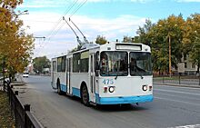 В Екатеринбурге пьяные мужчины разбили нос пассажирке троллейбуса