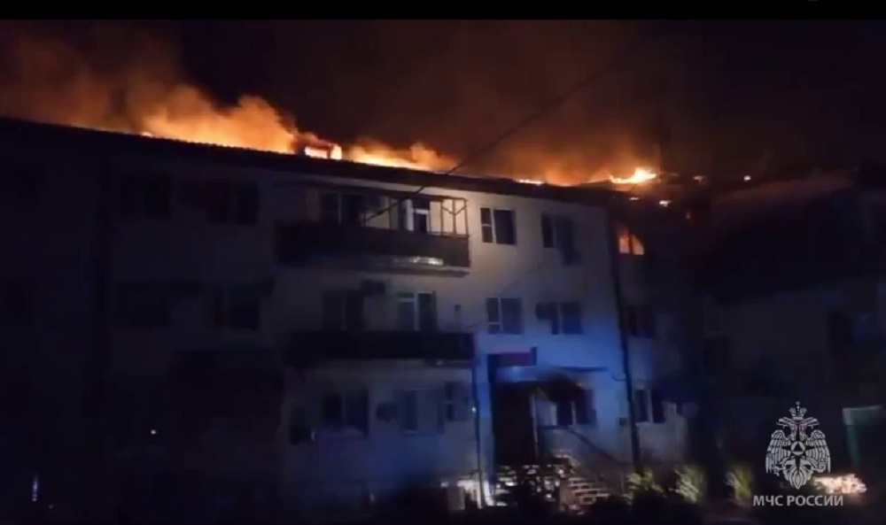 Фото и видео: в Зернограде больше 10 часов тушат жилой дом