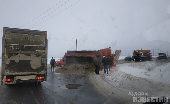 Курская область. В селе Лебяжье опрокинлся снегоуборщик