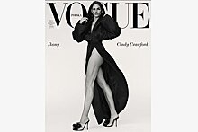 Синди Кроуфорд без белья и в платье с разрезом до талии попала на обложку Vogue