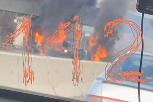 Грузовик врезался в военный автобус на МКАД и загорелся