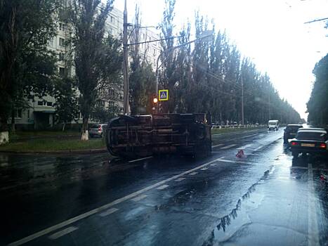 В Тольятти «Калина» перевернула грузовую «Газель» на дороге