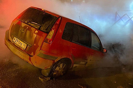 В Екатеринбурге машина провалилась под асфальт