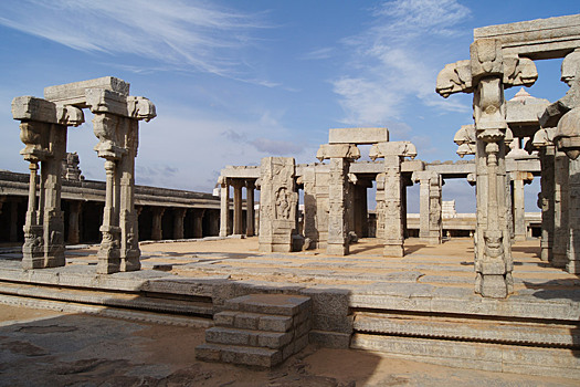 "Парящая" колонна индийского храма Лепакшми