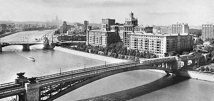 Привычный и прекрасный. Старейший в столице и стране метромост отмечает юбилей