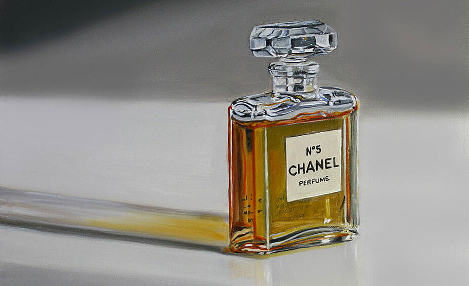 Chanel №5 — 6130 долларов за литр. Этот легендарный парфюм известен всем. Впервые он поступил в продажу еще в далеком 1922 году, но до сих пор Chanel №5 занимает первые места на рынке. Цветочные лепестки и экстракт редкого корня делают эти духи настолько дорогими.