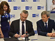 Андрей Травников погасил самую первую марку с Новосибирском