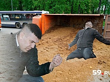 В Перми перевернулся грузовик с песком и получилась песочница на дороге. Мы немного дорисовали фото…