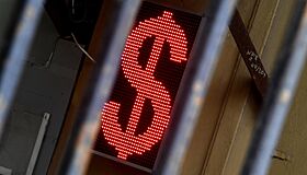 Доллар перешел к снижению к рублю