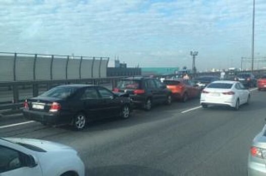 Массовые аварии стали причиной транспортного коллапса на КАД