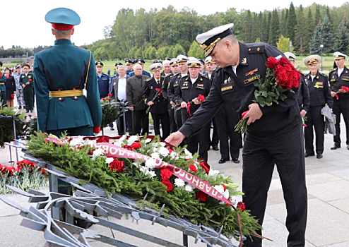 Офицеры Главного командования ВМФ почтили память павших защитников и жителей Ленинграда
