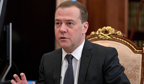 Медведев начал рыть могилу для Порошенко
