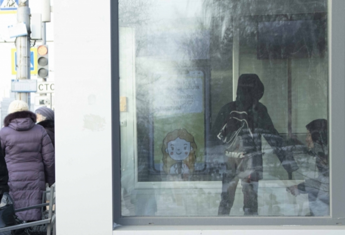 В центре Омска мужчина разгромил остановку, а потом уехал на такси