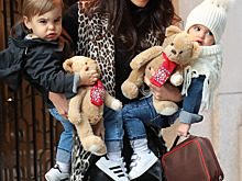 Редкий кадр Амаль Клуни с детьми