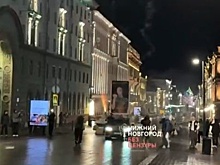 Нижегородец проехал на капоте с фейерверком по Большой Покровской
