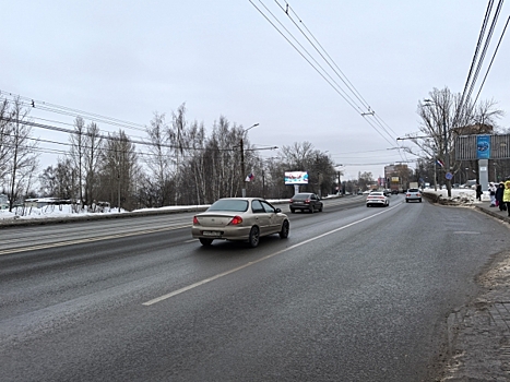 Новосибирский асфальт не пережил зиму после ремонта: на дороге появилась трещина