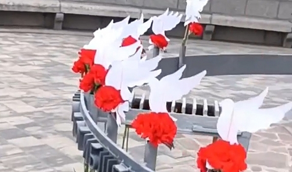 Памятник жертвам бомбардировки в Волгограде украсили бумажными голубями