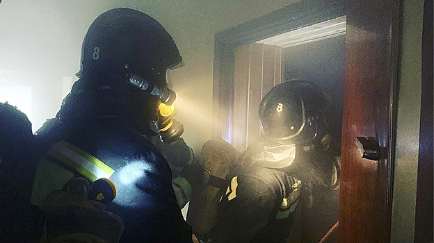 В Сургуте пожарные вытащили из огня семерых человек