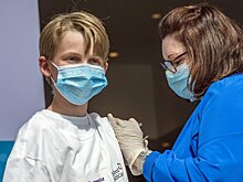 В США одобрили бустерную дозу вакцины от COVID-19 для подростков 12-15 лет