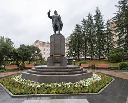 Сквер у памятника С.М. Кирову скоро откроют для мурманчан